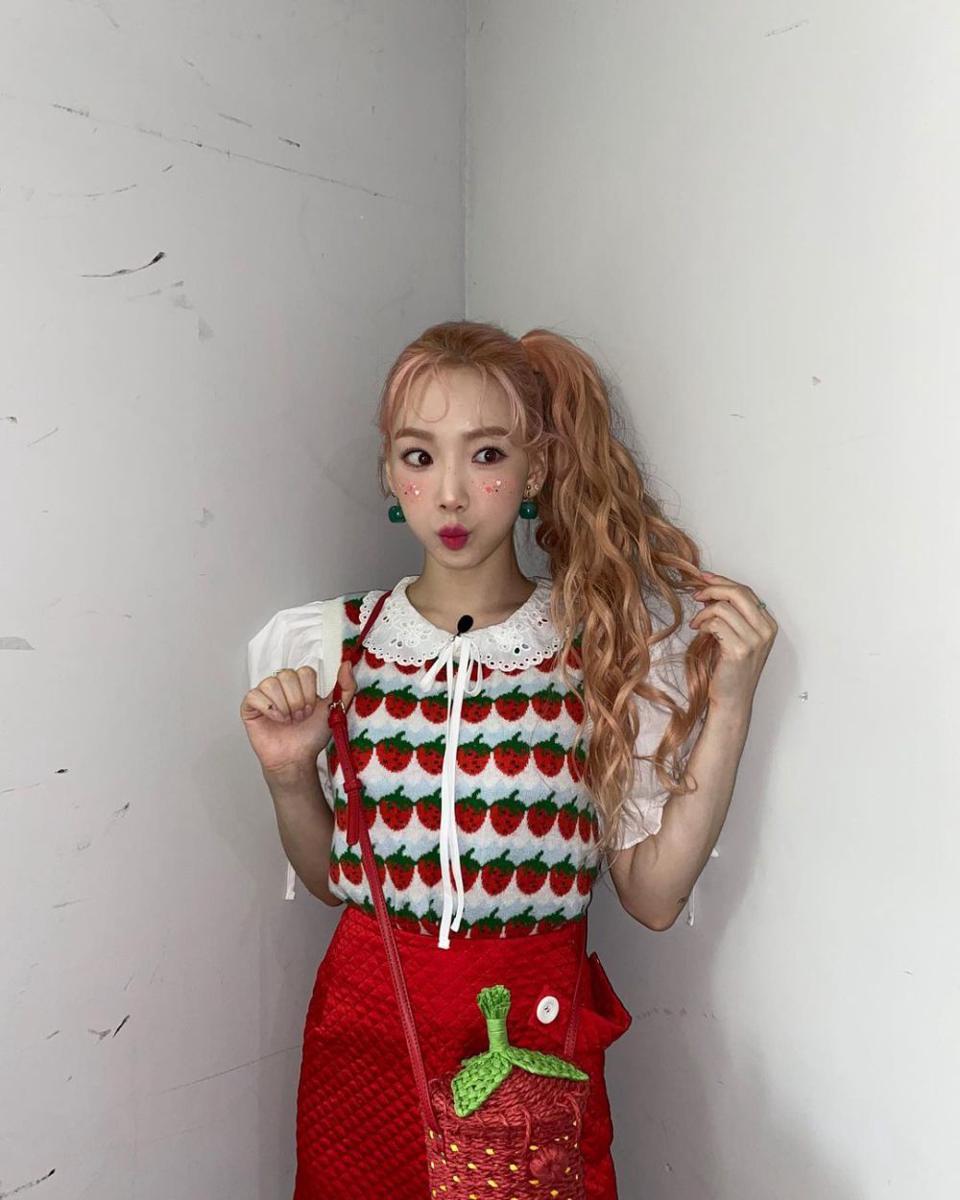 Taeyeon SNSD mengenakan outfit nuansa merah putih (https://www.instagram.com/taeyeon_ss/)