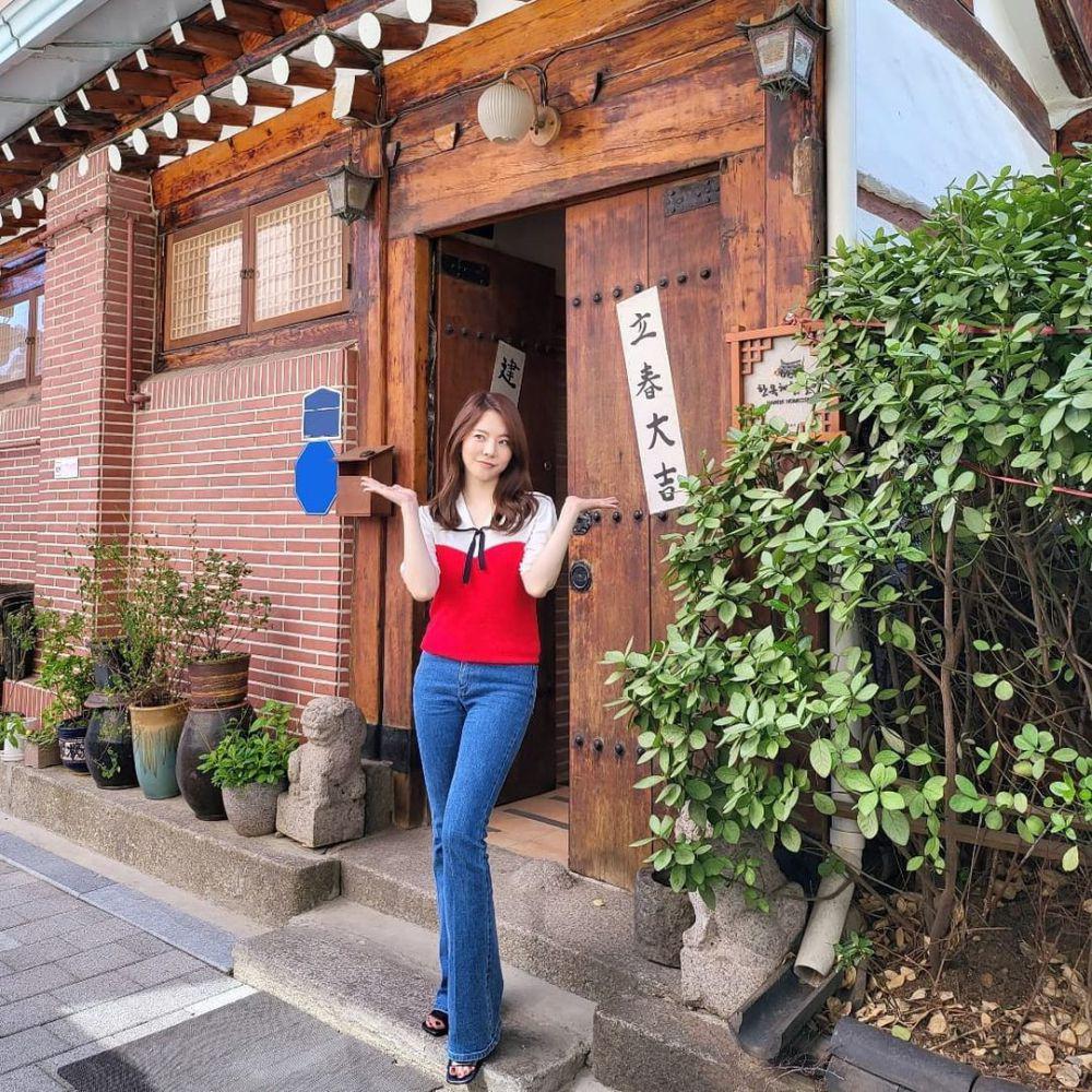 Sunny SNSD mengenakan outfit nuansa merah putih (https://www.instagram.com/515sunnyday/)