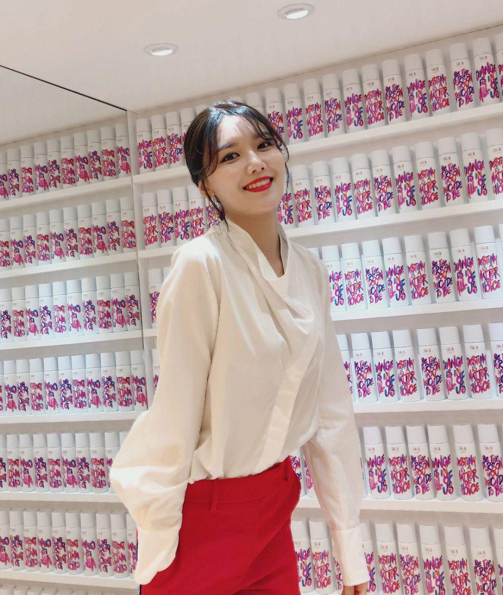 Sooyoung SNSD mengenakan outfit nuansa merah putih (https://www.instagram.com/sooyoungchoi/)