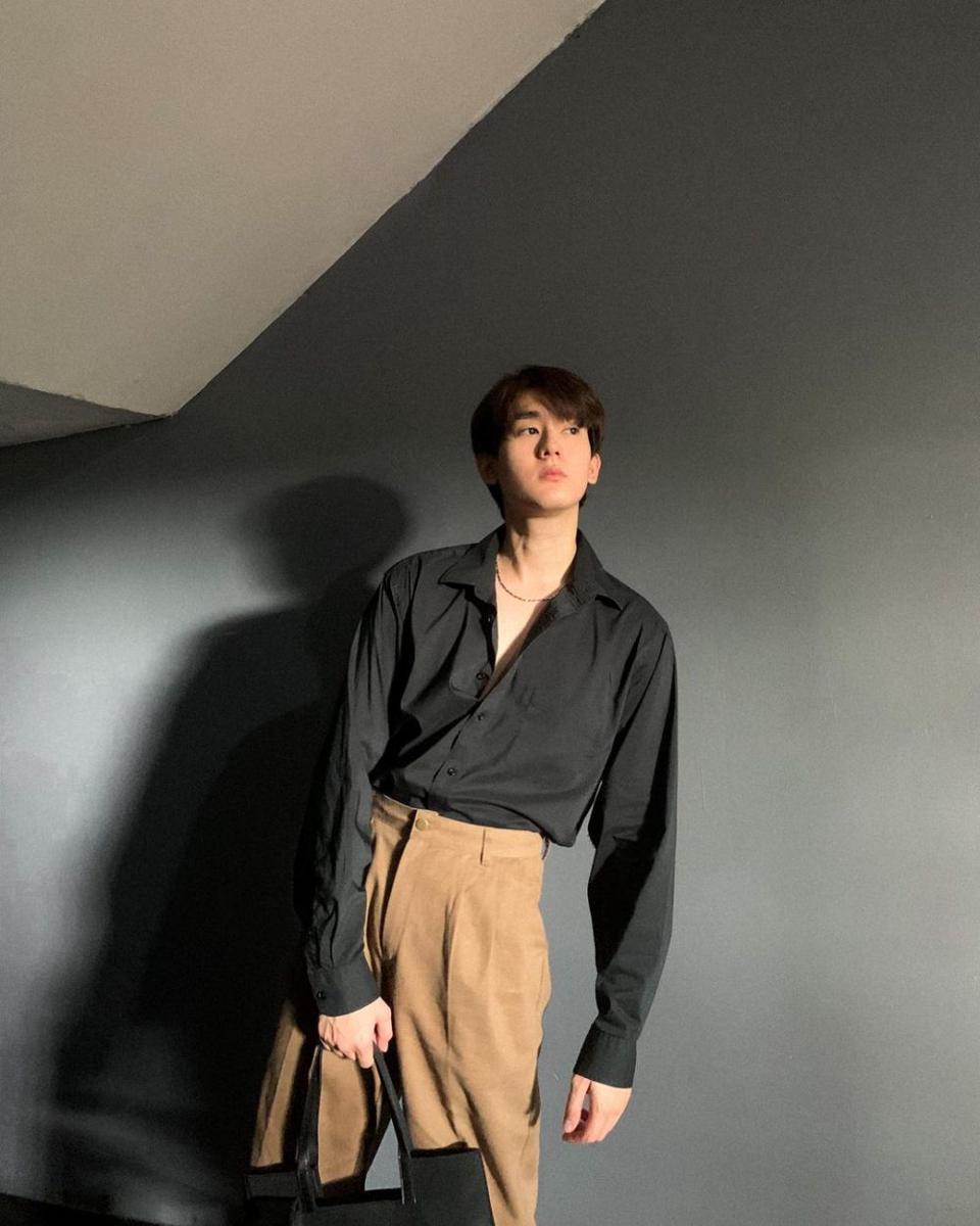 potret outfit earth tone ala Book Kasidet (instagram.com/kasibook_)