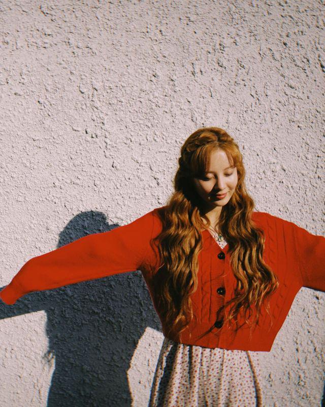 Seohyun SNSD mengenakan outfit nuansa merah putih (https://www.instagram.com/seojuhyun_s/)