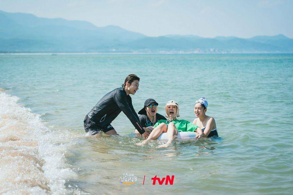 still cuts Fresh off the Sea (instagram.com/tvn_joy)