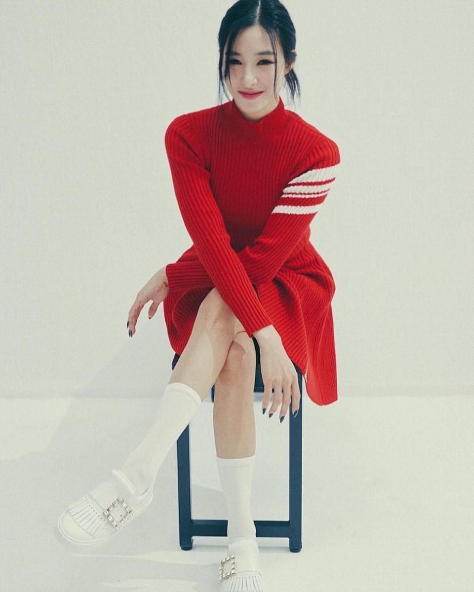 Tiffany SNSD mengenakan outfit nuansa merah putih (https://www.instagram.com/tiffanyyoungofficial/)