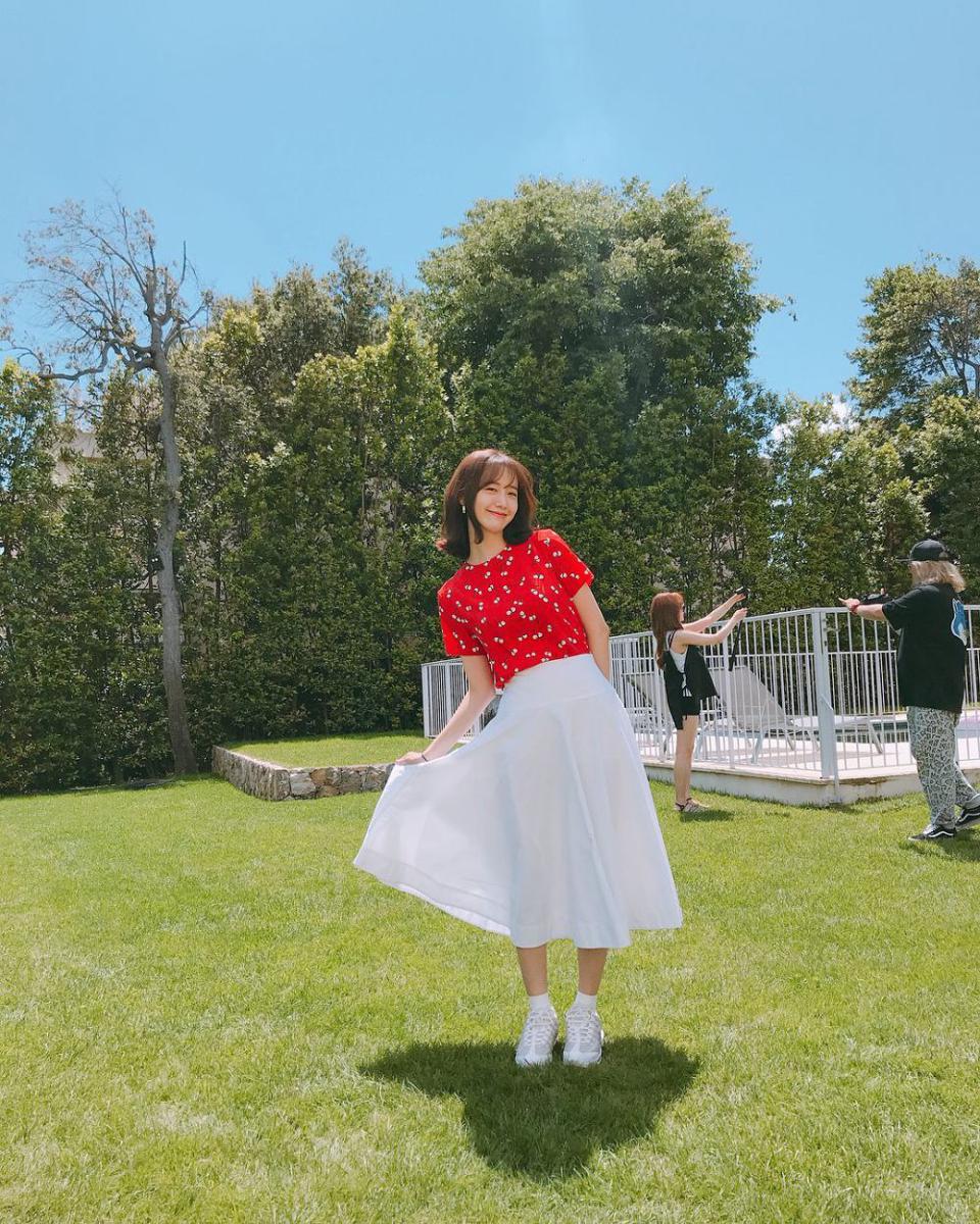 Yoona SNSD mengenakan outfit nuansa merah putih (https://www.instagram.com/yoona__lim/)