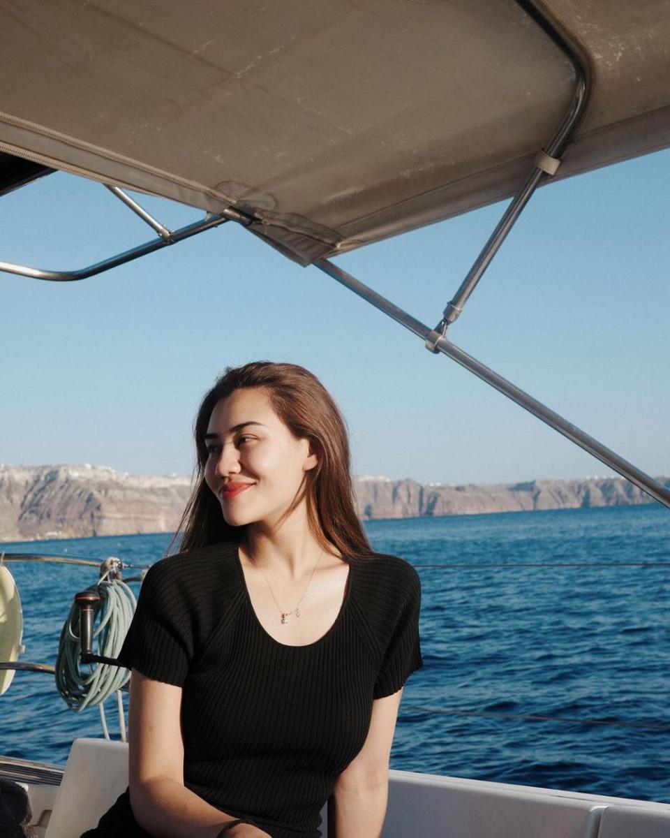 potret Aaliyah Massaid berlayar di Oia Santorini (instagram.com/aaliyah.massai)