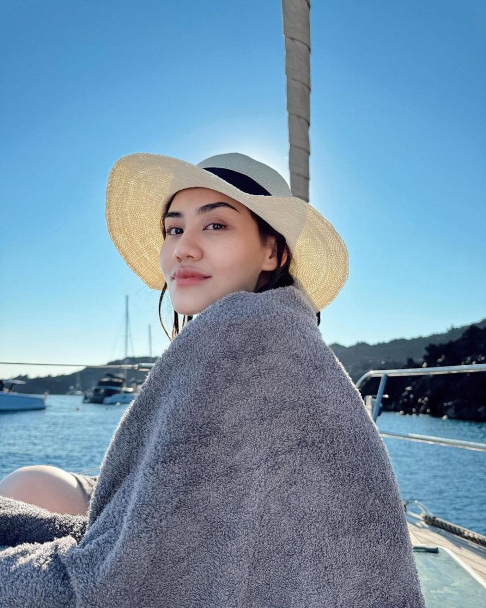 potret Aaliyah Massaid berlayar di Oia Santorini (instagram.com/aaliyah.massai)