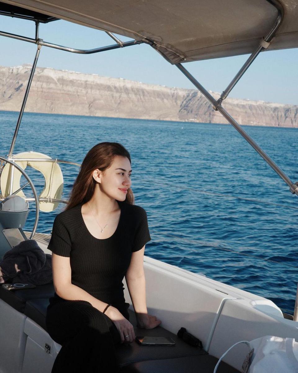 potret Aaliyah Massaid berlayar di Oia Santorini (instagram.com/aaliyah.massai)