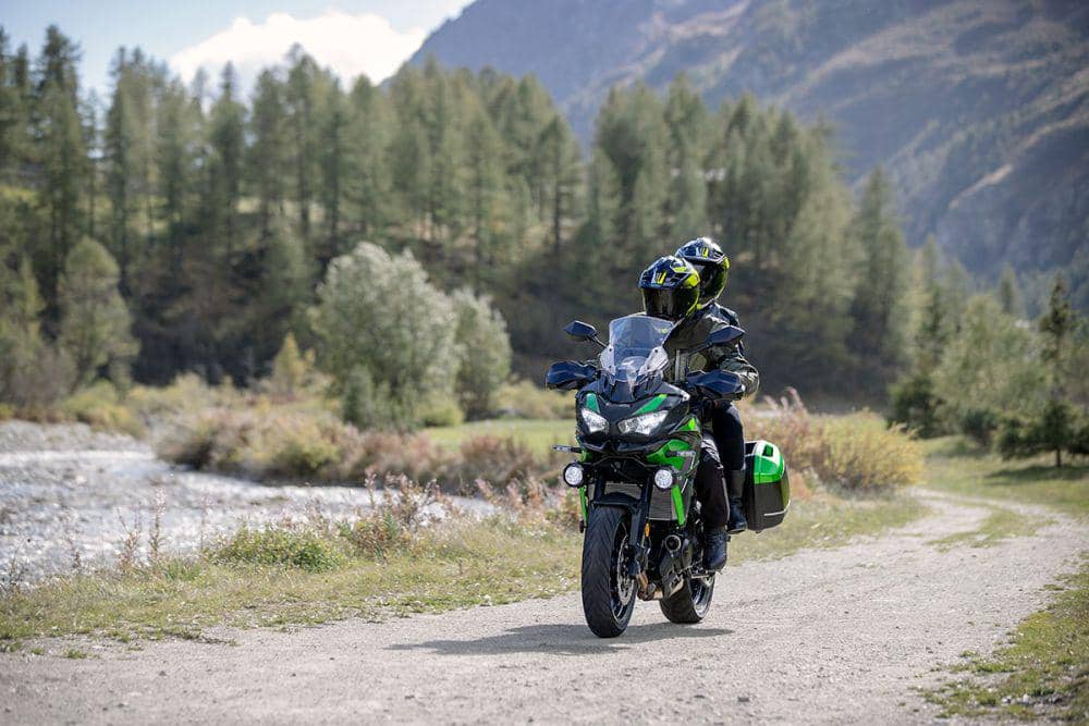 Duel Motor Petualang 250cc: QJ Motor Tourino Vs Kawasaki Versys 250