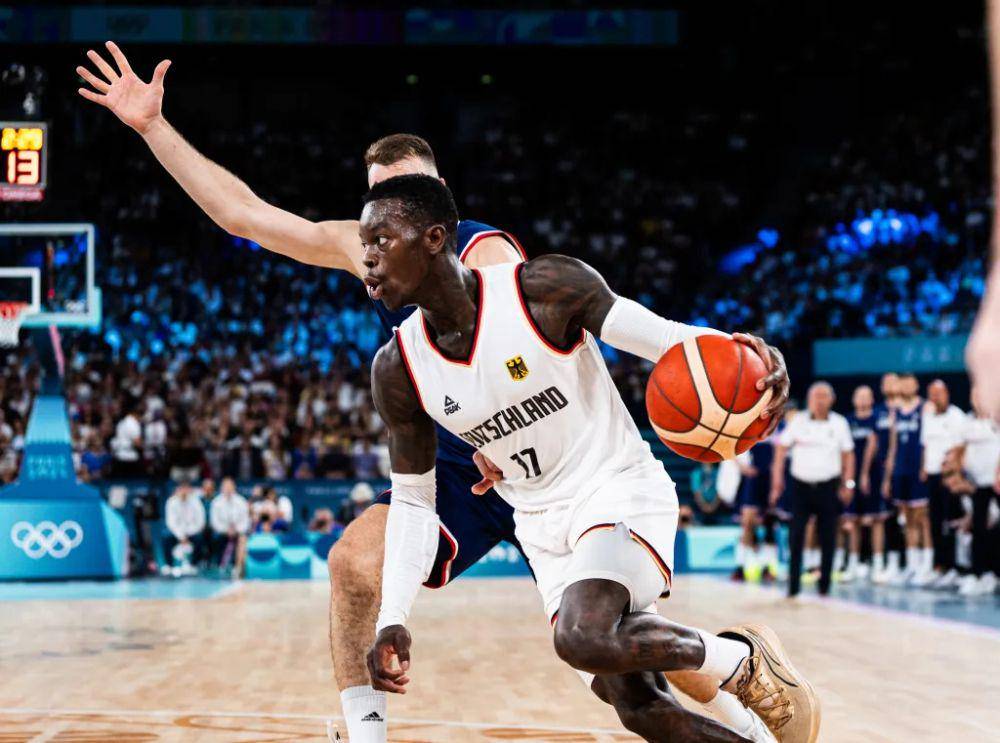 Dennis Schroder saat melawan Serbia dalam perebutan tempat ketiga Olimpiade 2024. (fiba.basketball)