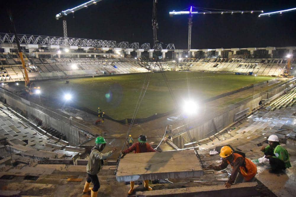 Pekerja menyelesaikan proyek pembangunan Stadion Utama Sumatera Utara yang akan digunakan untuk Pekan Olahraga Nasional (PON) XXI Aceh-Sumut di Batang Kuis, Deli Serdang, Sumatera Utara, Rabu (7/8/2024). ANTARA FOTO/Fransisco Carolio/foc.