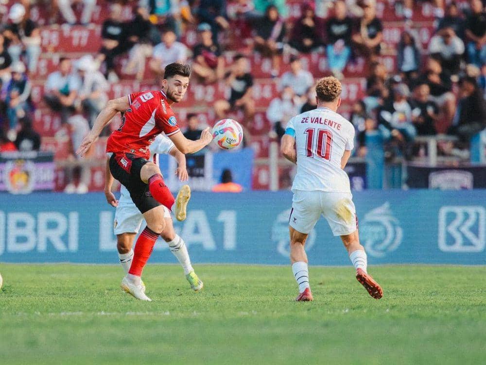 Brandon Wilson (kiri) saat berebut bola dengan pemain Persik Kediri. (Instagram.com/baliunitedfc)