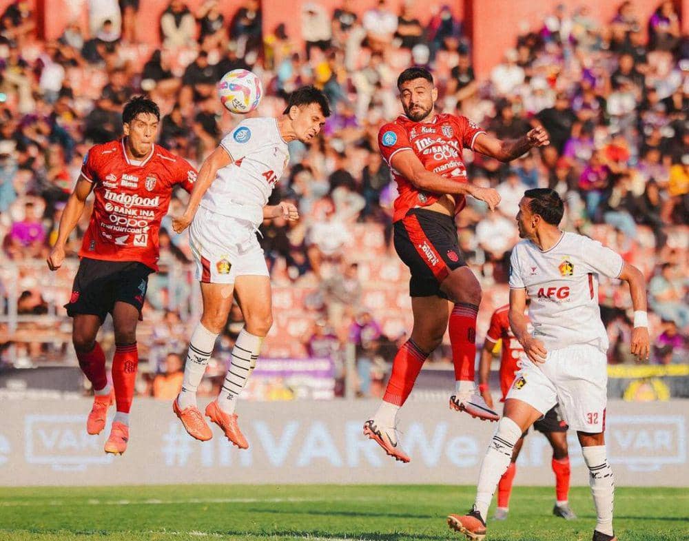 Pemain Bali United (merah) dan Persik Kediri (putih). (Instagram.com/baliunitedfc)