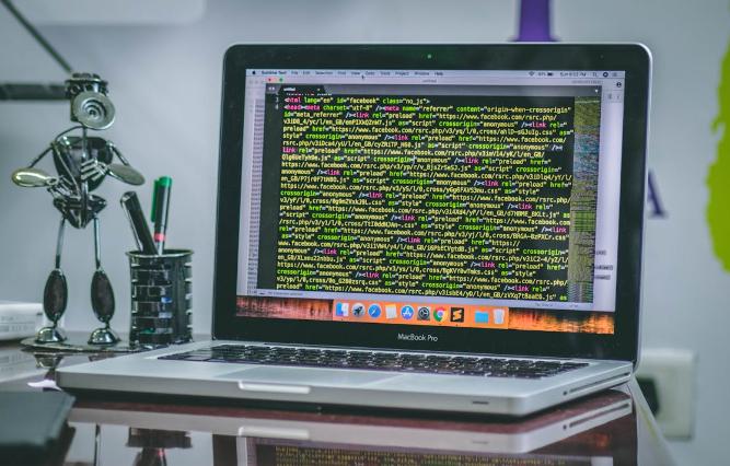 ilustrasi laptop programmer (pexels.com/hiteshchoudhary)