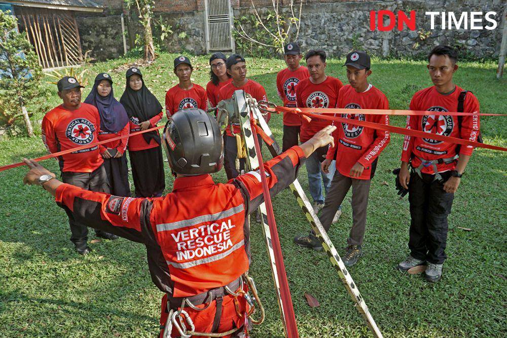 VRI Sumut menggelar Sekolah Vertical Rescue Tingkat I di Sibolangit (IDN Times/Arifin Al Alamudi)