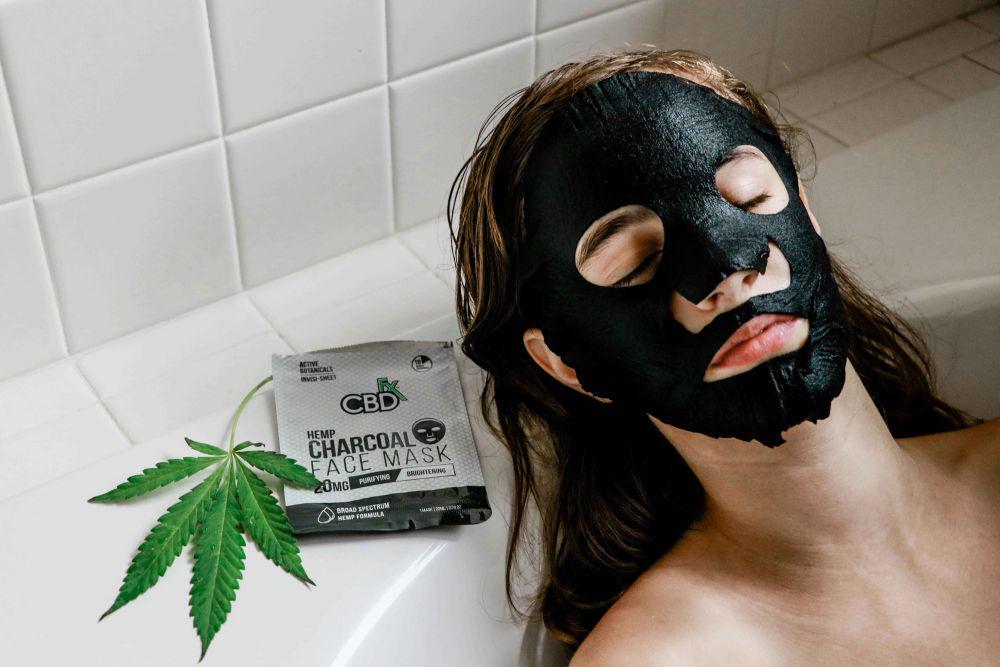 5 Rekomendasi Masker Charcoal, Angkat Komedo dan Cegah Jerawat