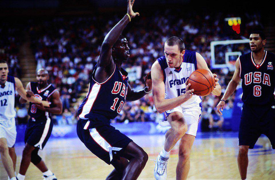 Amerika Serikat bertemu dengan Prancis di final Olimpiade 2000 Sydney. (fiba.basketball)
