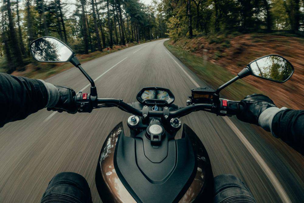 ilustrasi mengendarai motor kopling (unsplash.com/Gijs Coolen)