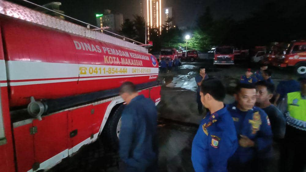 Damkarmat Makassar Ingatkan Pengendara Menepi Beri Akses Mobil Damkar