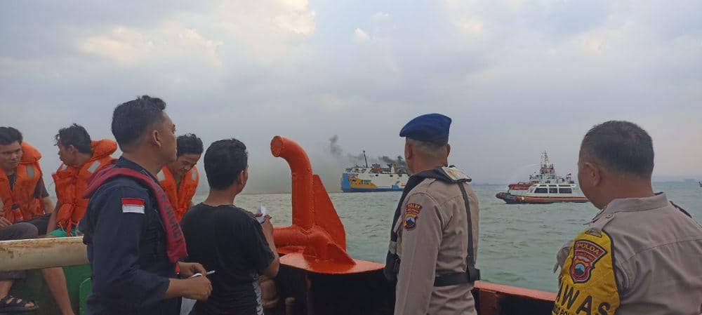 KSOP Semarang Kerahkan Kapal Tunda untuk Padamkan Kebakaran KM Kirana DLU