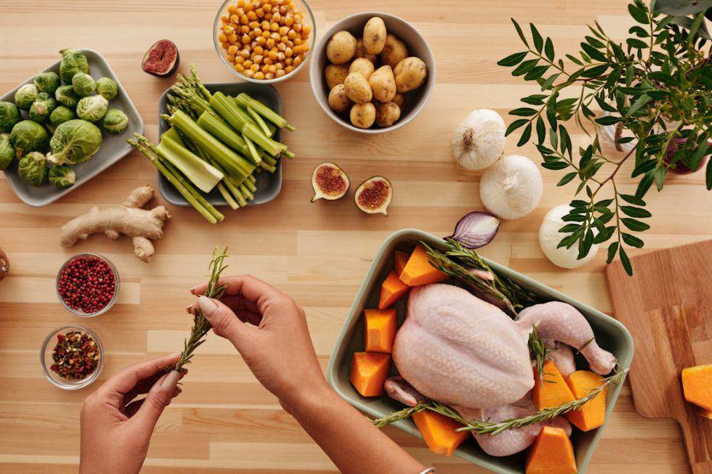 ilustrasi membuat salad ayam (pexels.com/Vanessa Loring)