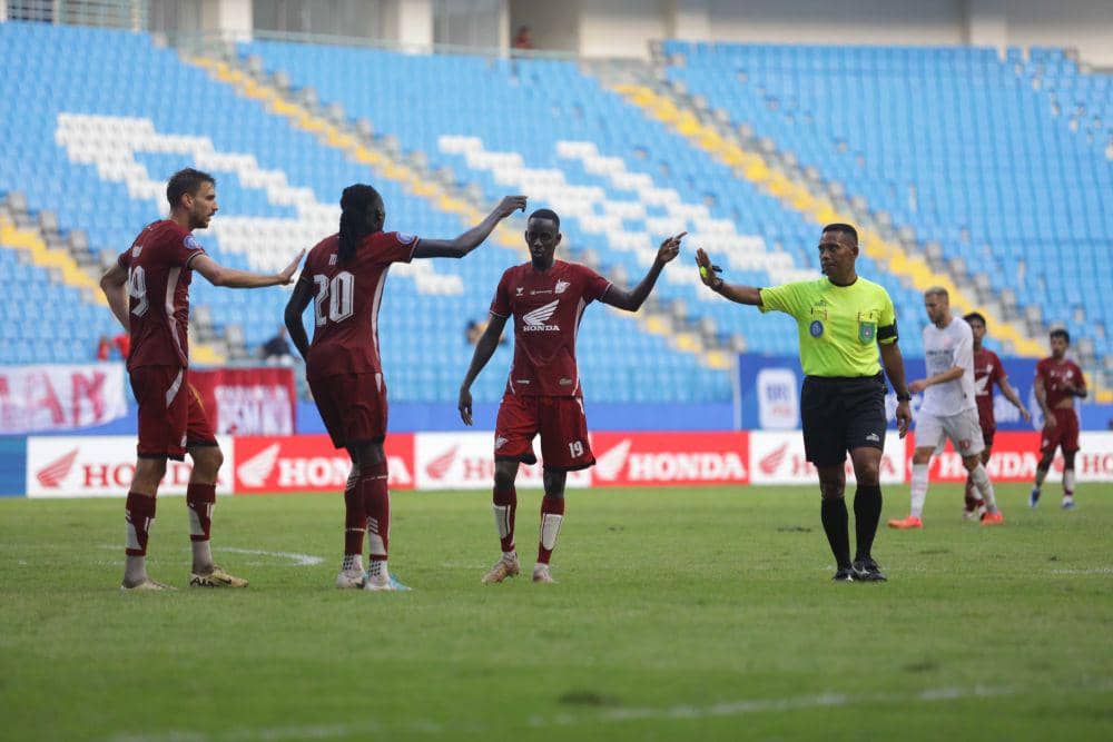 Salah satu momen pertandingan pekan pertama BRI Liga 1 2024/2025 antara PSM Makassar versus Persis Solo yang berlangsung di Stadion Batakan Balikpapan, Sabtu 10 Agustus 2024. (Dok. Ofisial PSM Makassar)