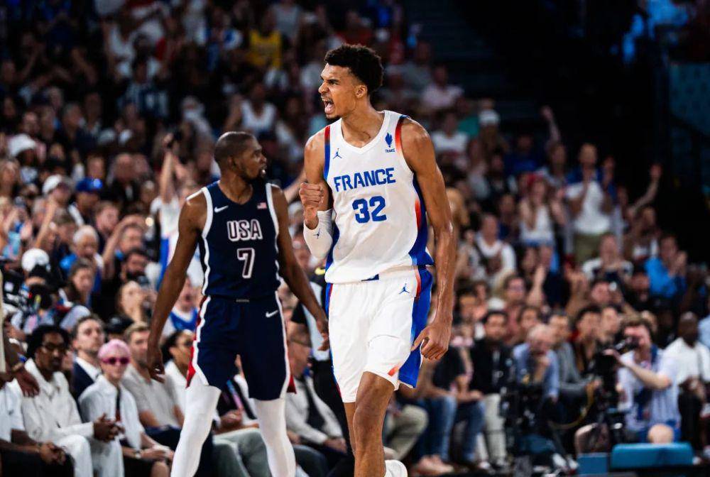 Victor Wembanyama di final Olimpiade 2024. (fiba.basketball)