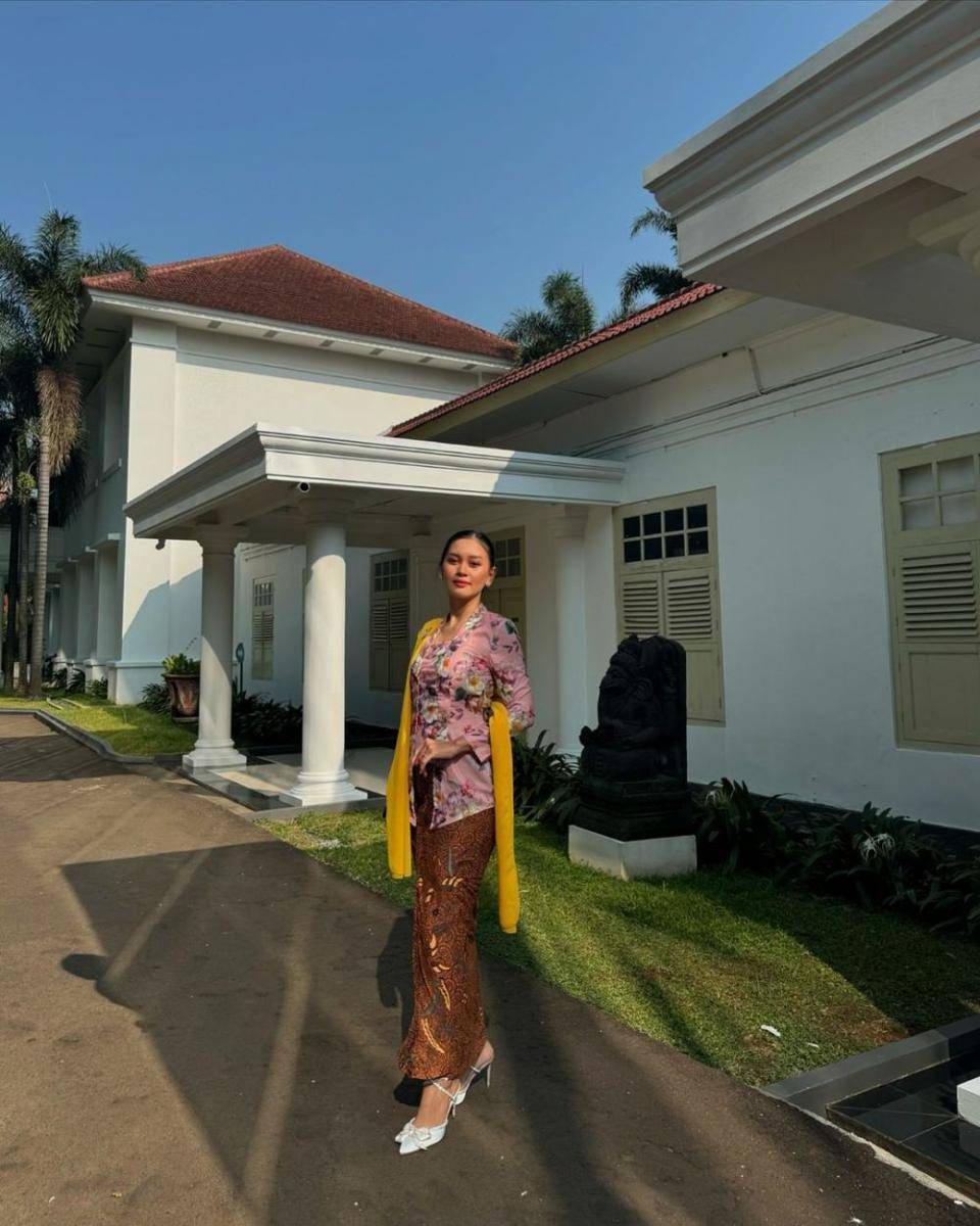 Gaya tamu di tasyakuran Erina Gudono. (instagram.com/ginasinaga)