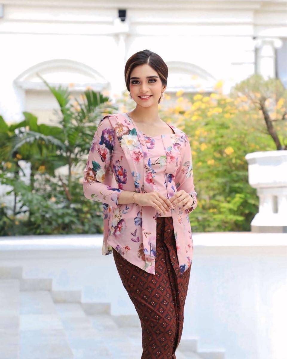 Gaya Tamu di Tasyakuran dan Tingkeban Erina Gudono. (instagram.com/saira_saimaa)