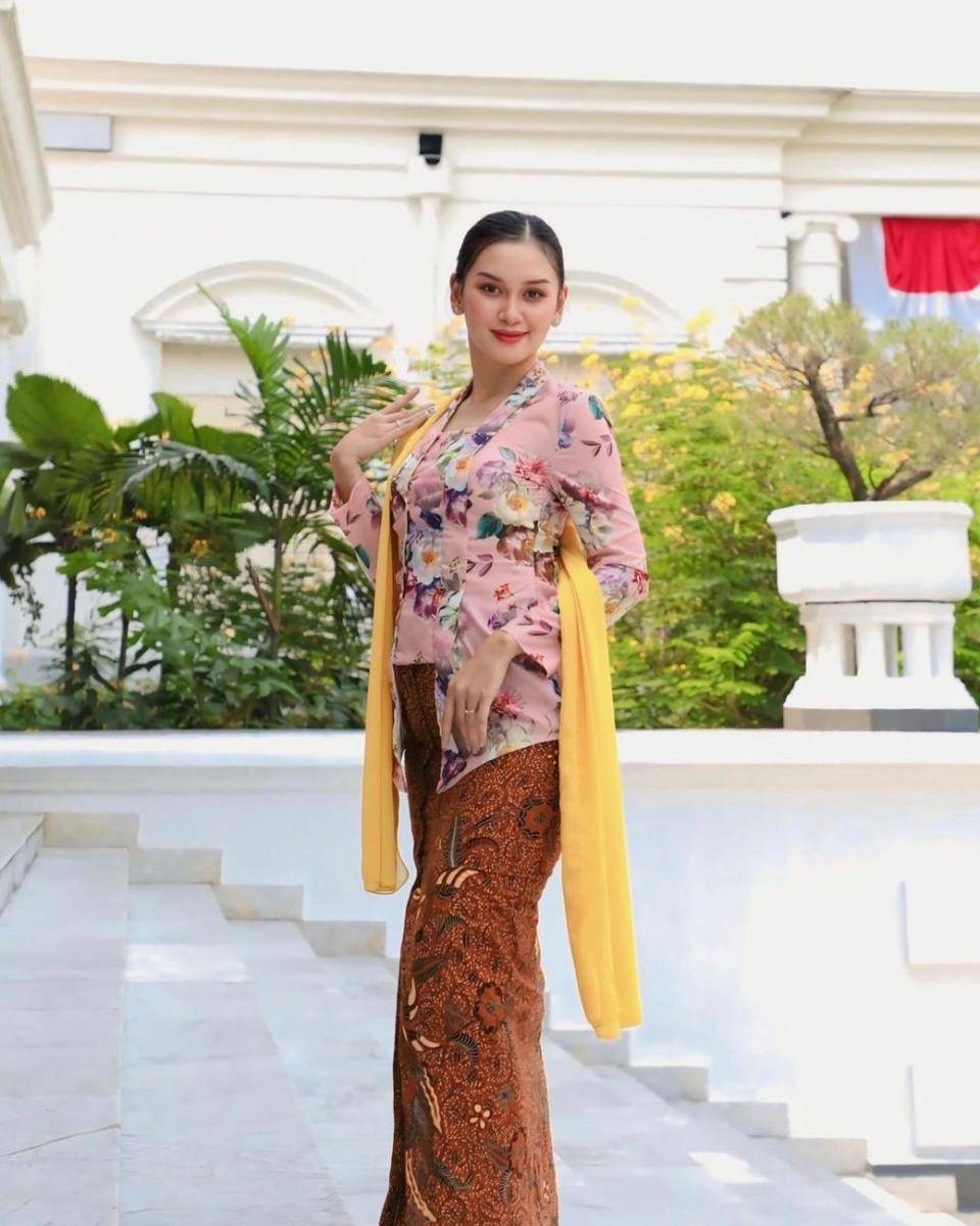 Gaya tamu di tasyakuran Erina Gudono. (instagram.com/ginasinaga)