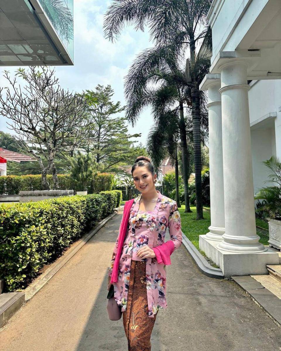 Gaya Tamu di Tasyakuran dan Tingkeban Erina Gudono. (instagram.com/maureethania)
