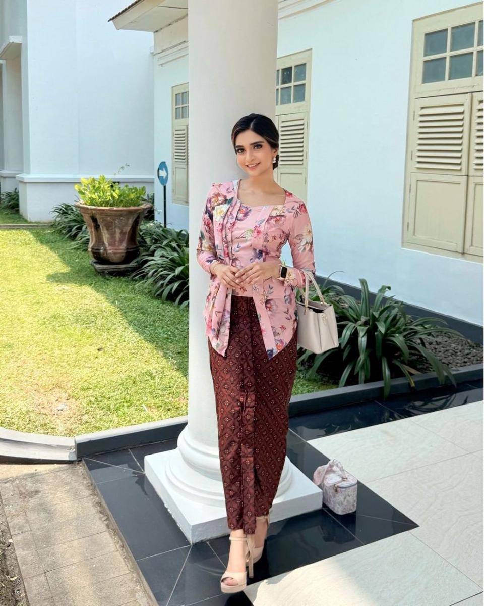 Gaya Tamu di Tasyakuran dan Tingkeban Erina Gudono. (instagram.com/saira_saimaa)