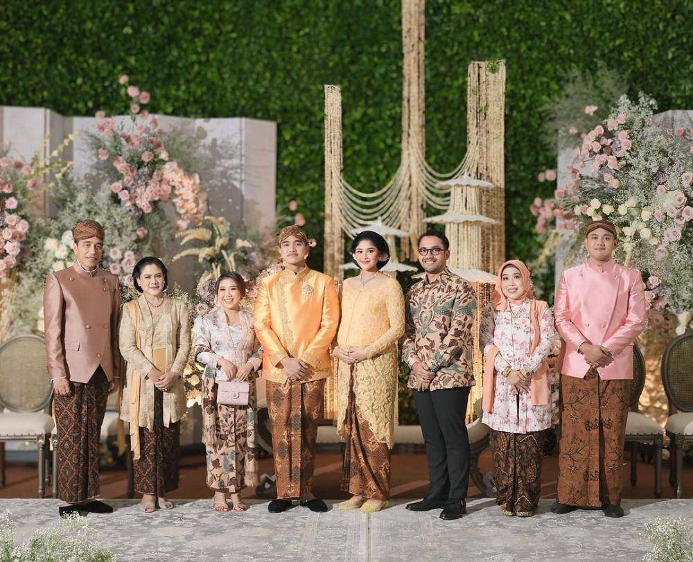 Gaya Tamu di Tasyakuran dan Tingkeban Erina Gudono. (instgaram.com/kikysaputrii)