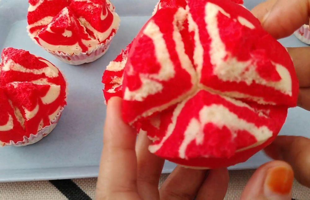 ilustrasi bolu kukus mekar merah putih (YouTube.com/Masakan Miu)