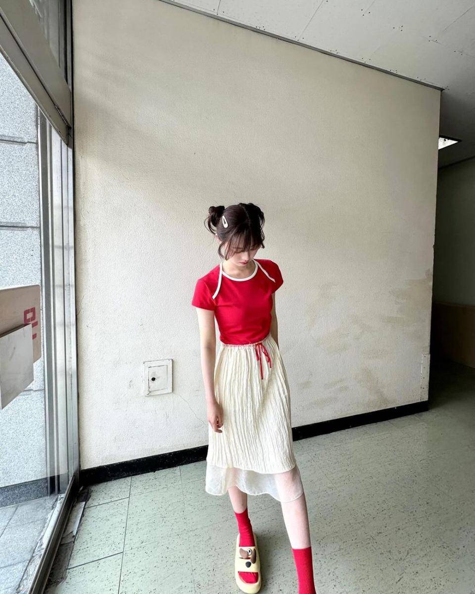 OOTD nuansa girly ala Han Su-a (instagram.com/swaxwa)