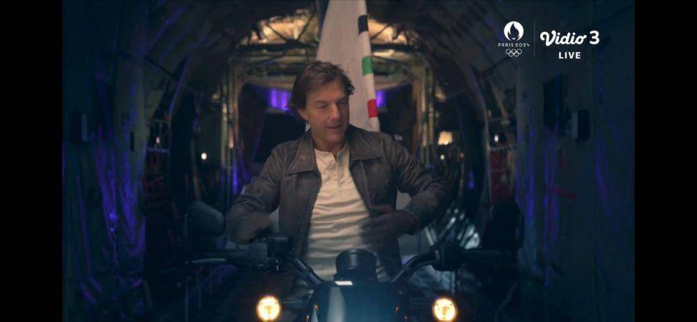 Tom Cruise jalankan aksi pindahkan bendera di closing ceremony Olimpiade Paris 2024 (dok. VIDIO/Olimpiade Paris 2024)