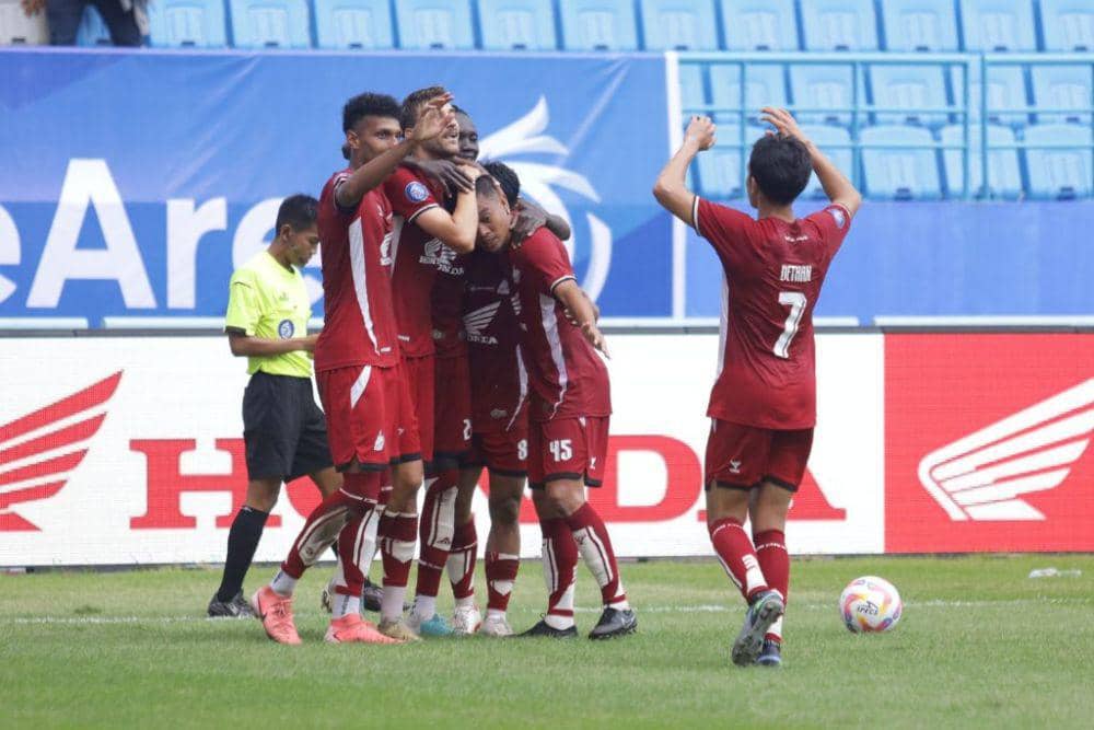 Para pemain PSM Makassar merayakan gol yang dicetak ke gawang Persis Solo dalam laga pekan pertama BRI Liga 1 2024/2025 yang berlangsung di Stadion Batakan Balikpapan, Sabtu 10 Agustus 2024. (Dok. Ofisial PSM Makassar)