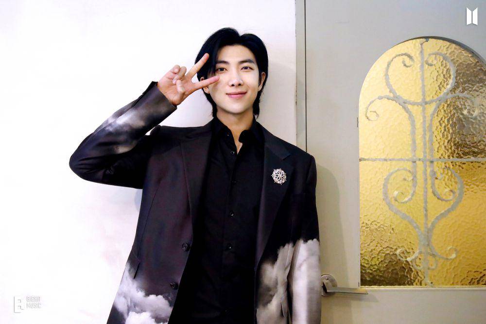 3 Idol KPop Cowok yang Sulit Didekati Artis Lain, Terlalu Kalem?