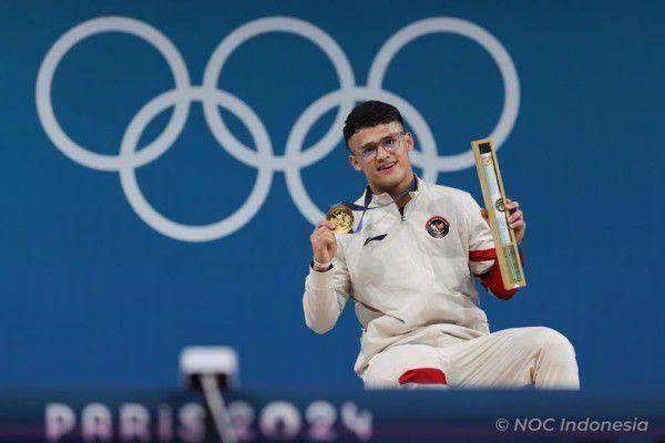 Atlet angkat besi Indonesia, Rizki Juniansyah meraih medali emas dari Olimpiade 2024 Paris (dok.NOC Indonesia/Naif Muhammad Al’as/CanonIndonesia)