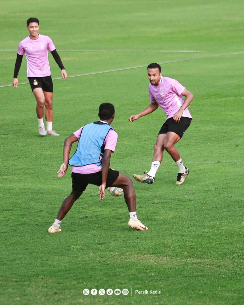 Pemain Persik Kediri saat berlatih. Instagram.com/ persikfcofficial