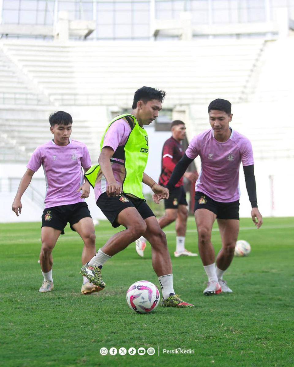 Pemain Persik Kediri saat berlatih. Instagram.com/ persikfcofficial