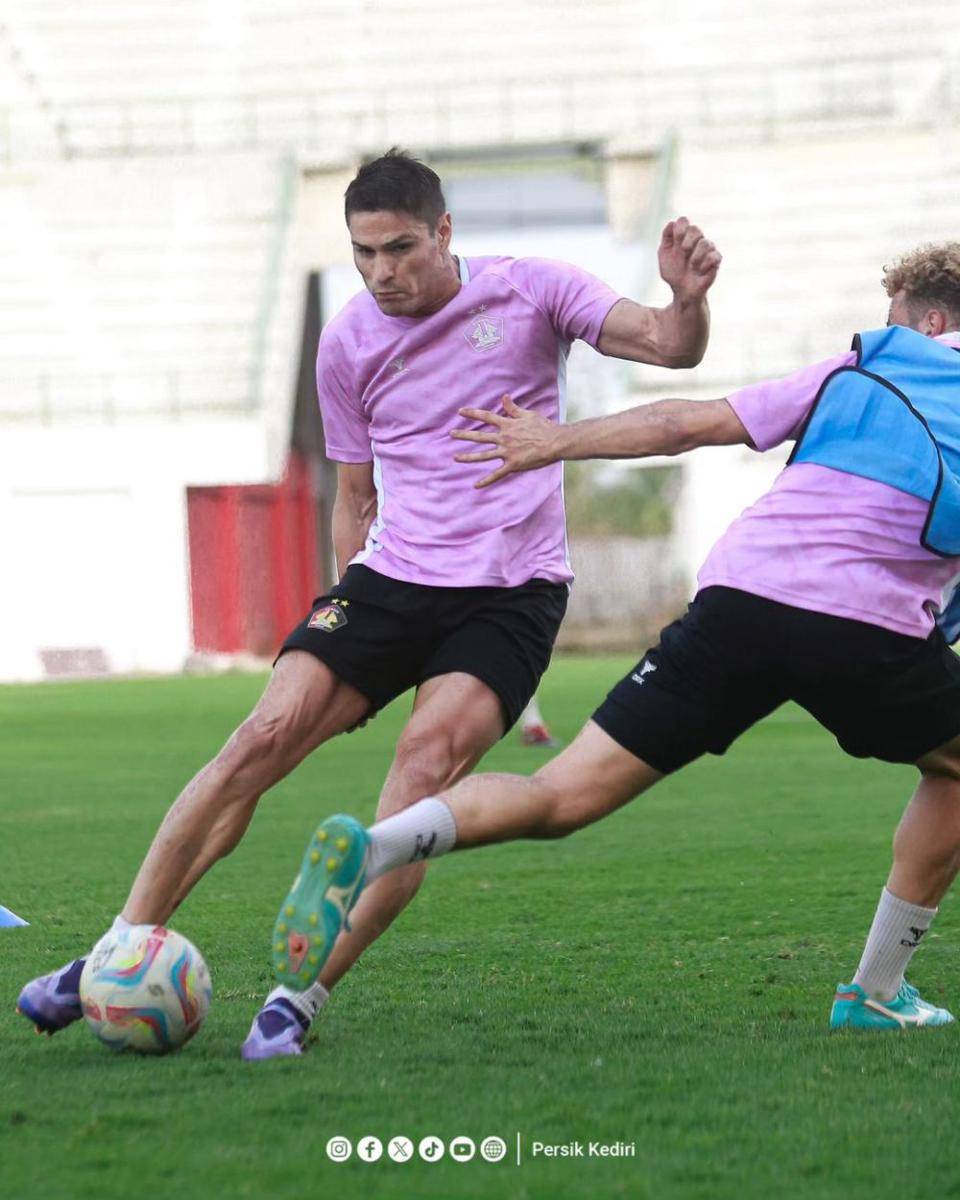 Pemain Persik Kediri saat berlatih. Instagram.com/ persikfcofficial