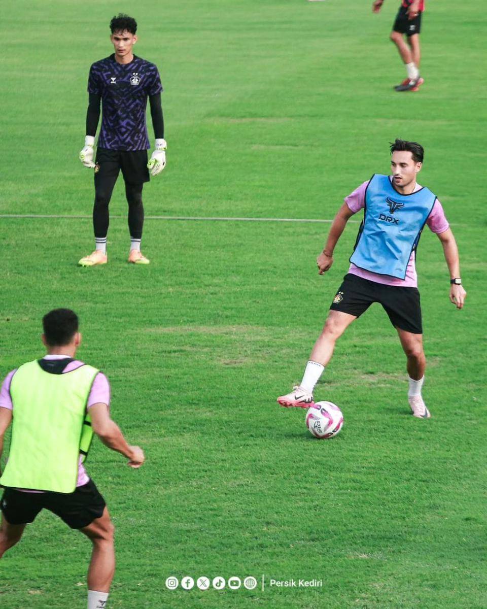 Pemain Persik Kediri saat berlatih. Instagram.com/ persikfcofficial
