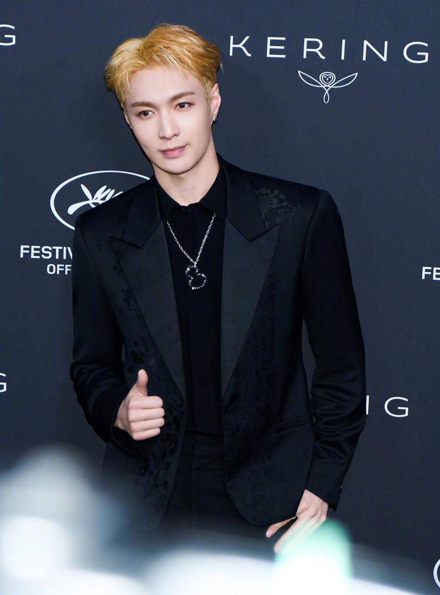 potret Lay Zhang (weibo.cn/张艺兴 )