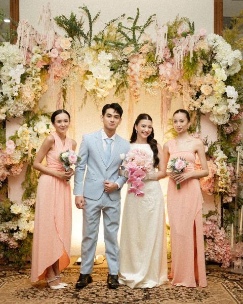Gaya Busana dan Makeup Pemberkatan Nikah Cassandra Lee, Bertema Klasik