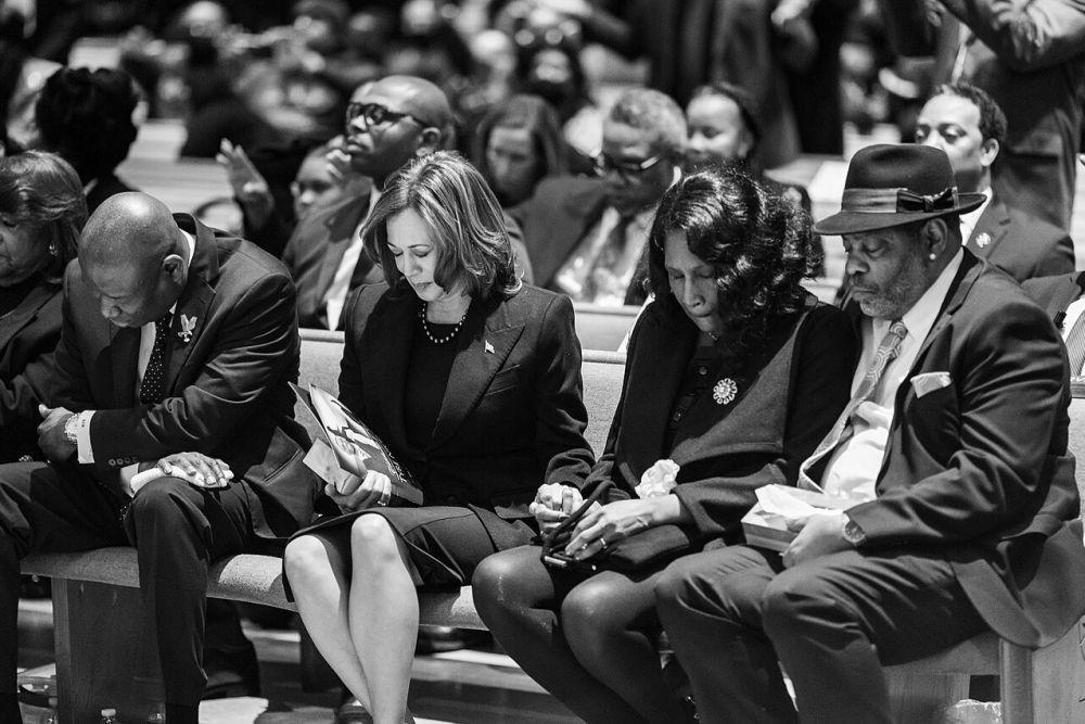 Wakil Presiden Kamala Harris menghadiri upacara peringatan untuk Tyre Nichols, yang meninggal setelah diserang oleh polisi Memphis, Rabu (01/02/2023), di Gereja Kristen Mississippi Boulevard di Memphis, Tennessee. (commons.wikimedia.org/Foto resmi Gedung Putih oleh Lawrence Jackson)