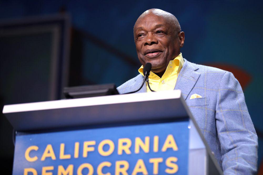 Mantan Wali Kota San Francisco Willie Brown saat berbicara dengan peserta Konvensi Negara Bagian California Partai Demokrat 2019 di Pusat Konvensi George R. Moscone di San Francisco, California. (commons.wikimedia.org/Gage Skidmore)