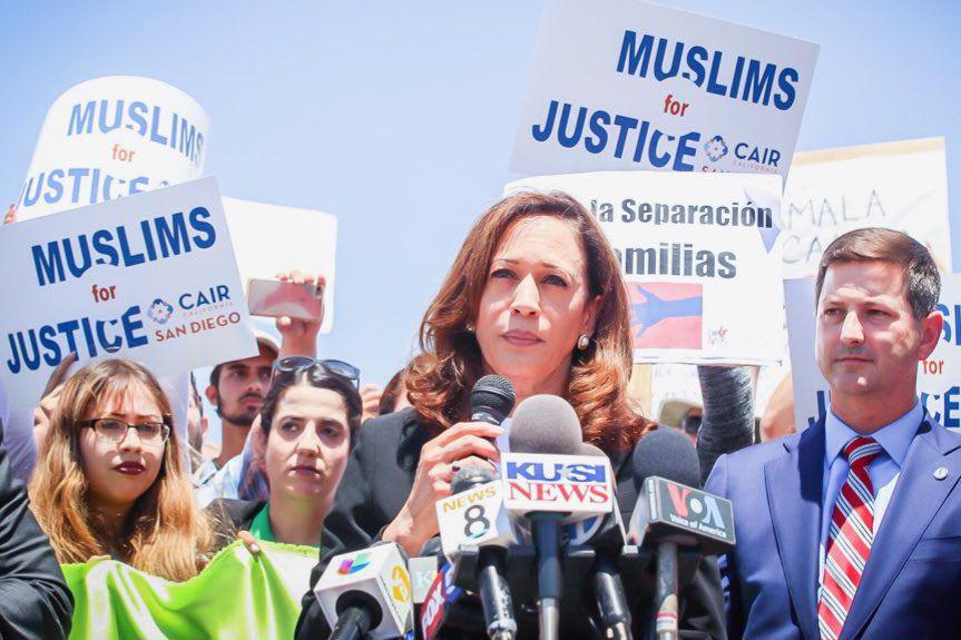 Senator Kamala Harris saat berpidato di Fasilitas Penahanan Otay Mesa. (commons.wikimedia.org/The United States Senate - Office of Senator Kamala Harris)