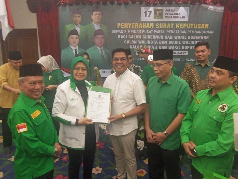 Wakil Ketua Umum PPP, Hj. Ermalena saat memberikan SK B1KWK ke Haerul Warisin (IDN Times/Ruhaili)