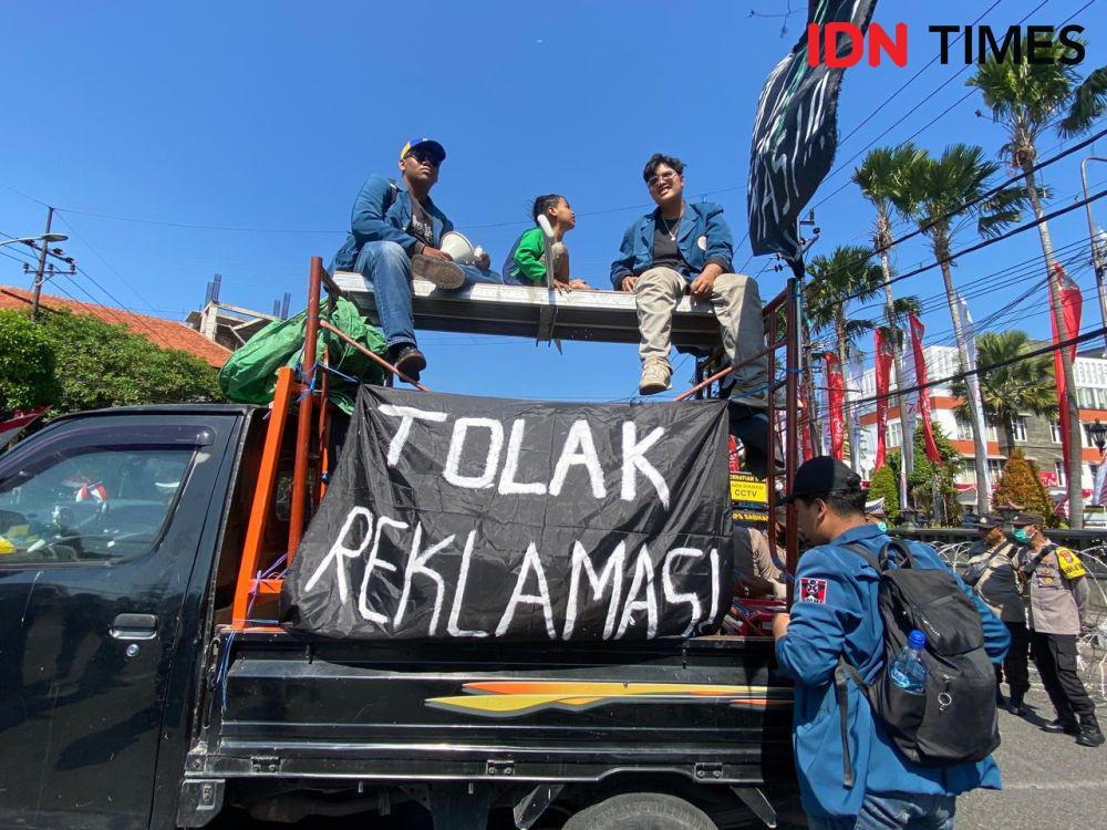 Aksi di Depan DPRD Jatim, BEM SI Tolak Reklamasi Surabaya