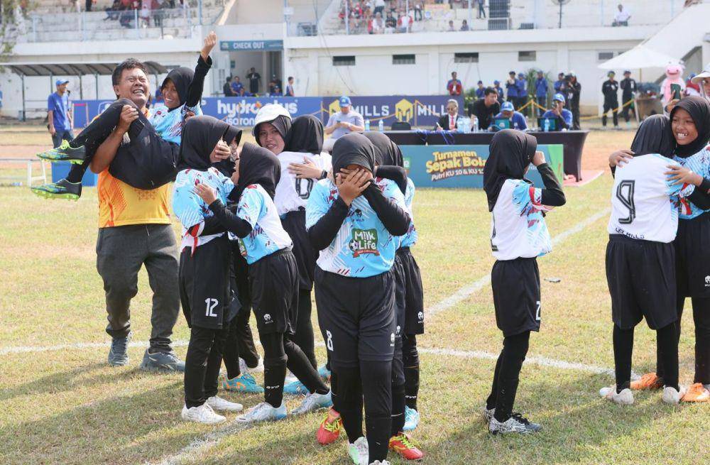 Ekspresi haru dan gembira tim KU 10 MIN 1 Kendal dinyatakan sebagai juara usai mengungguli SDN Wonotingal dalam babak adu pinalti partai final MilkLife Soccer Challenge - Semarang Series 1 2024. (Dok. Istimewa)